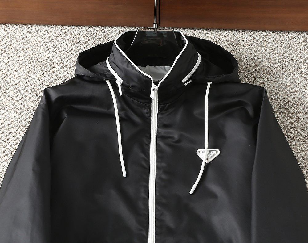 プラダ「Prada」アーリーオータム フード付きジャケット