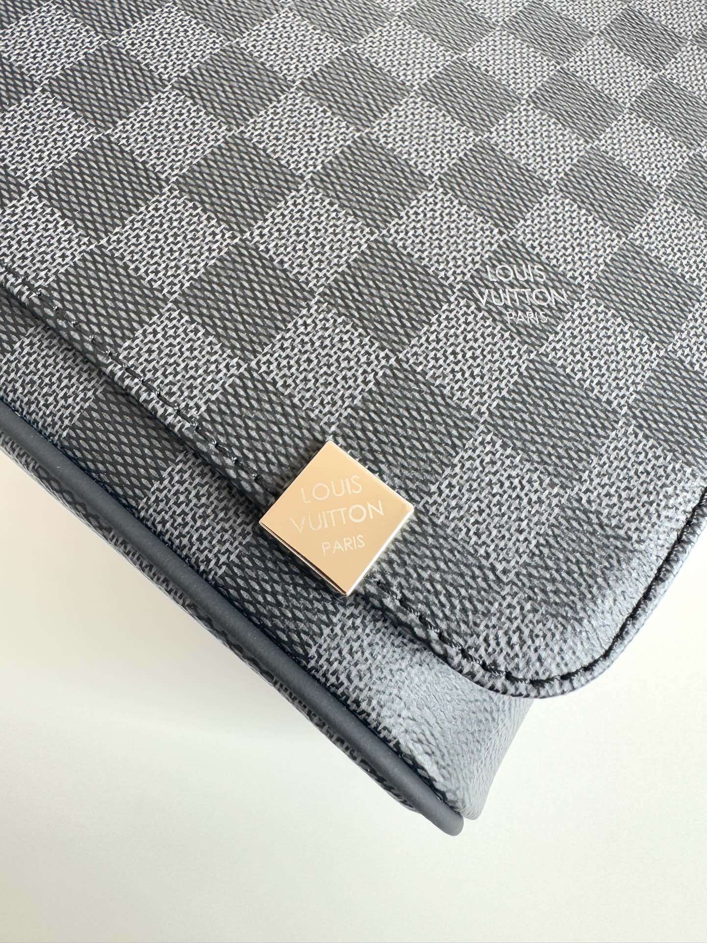 ルイ・ヴィトン「Louis Vuitton」ディストリクト メッセンジャーバッグ