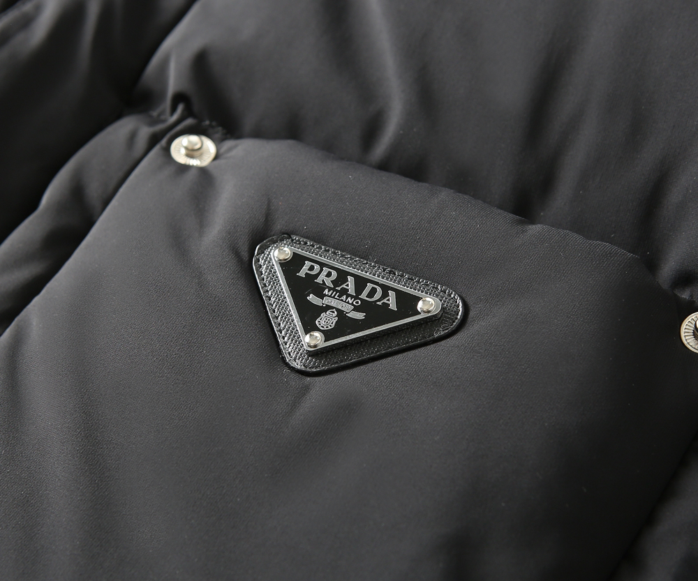 プラダ「Prada」秋冬ダウンジャケット
