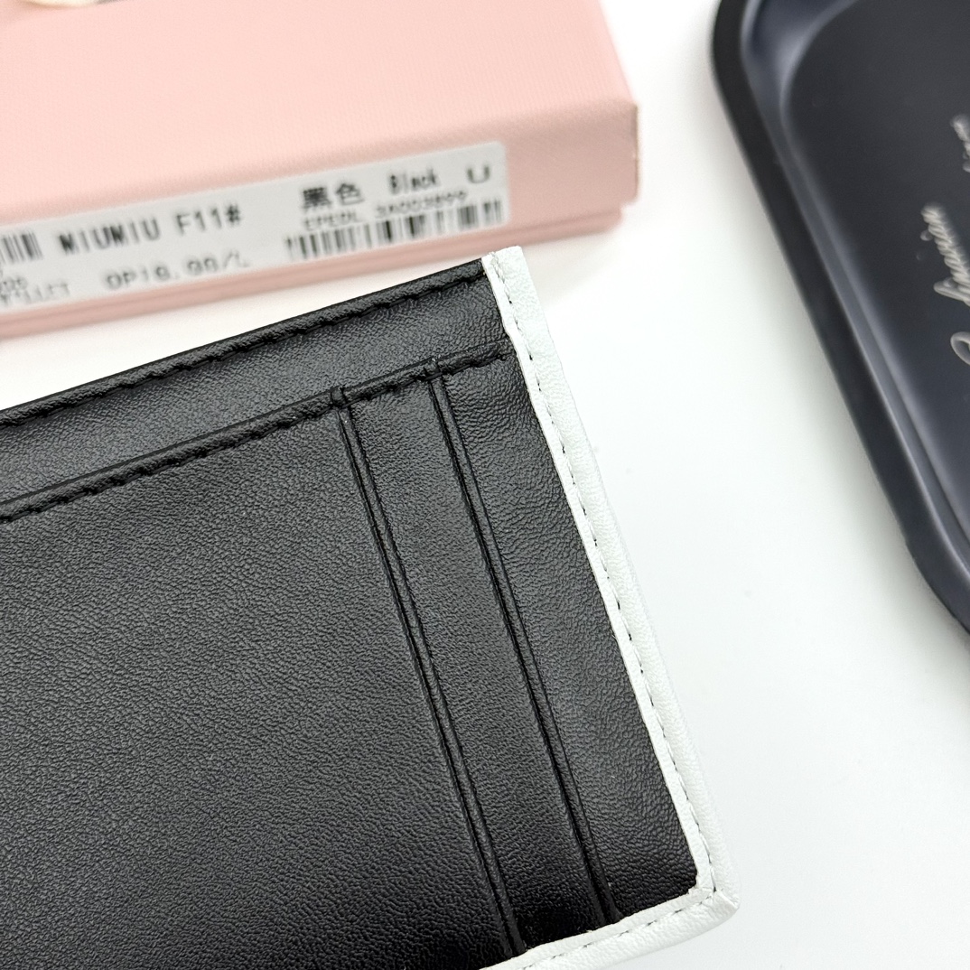 ミュウミュウ「Miu Miu」ミュウミュウ マテラッセ ラムスキン マルチウォレット F11 / コンパクトウォレット. 