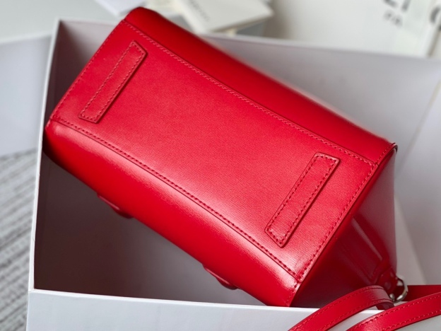 ジバンシィ「Givenchy」スモール アンティゴナ ボックスレザー バッグ