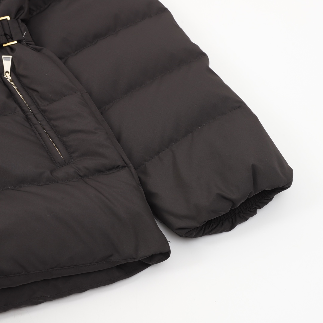 Moncler の新モデル BROSSE のショート丈フード付きダウンジャケットで、V 字の縫い目デザインとウエストを引き締めるベルトが付いて、やせてスリムに見える効果があります