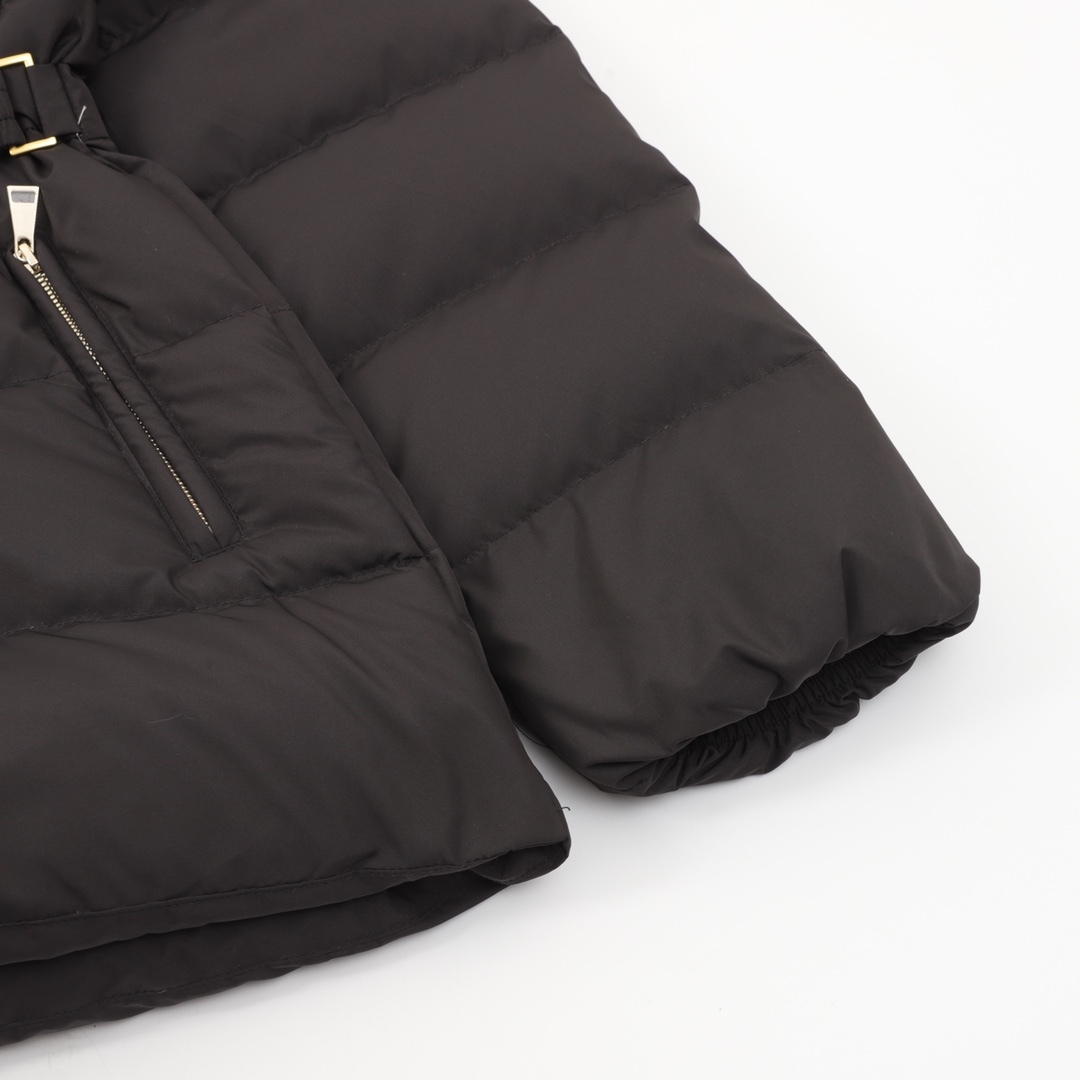 Moncler の新モデル BROSSE のショート丈フード付きダウンジャケットで、V 字の縫い目デザインとウエストを引き締めるベルトが付いて、やせてスリムに見える効果があります