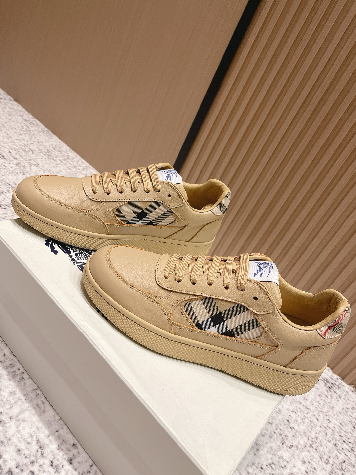 バーバリー「Burberry」バーバリー ボックス スニーカー / プレミアムレザースニーカー
