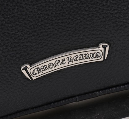 クロムハーツ「Chrome Hearts」十字架のショルダーバッグ