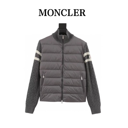 Moncler の軽くて裏地付きウール素材のジッパー付きダウンコート