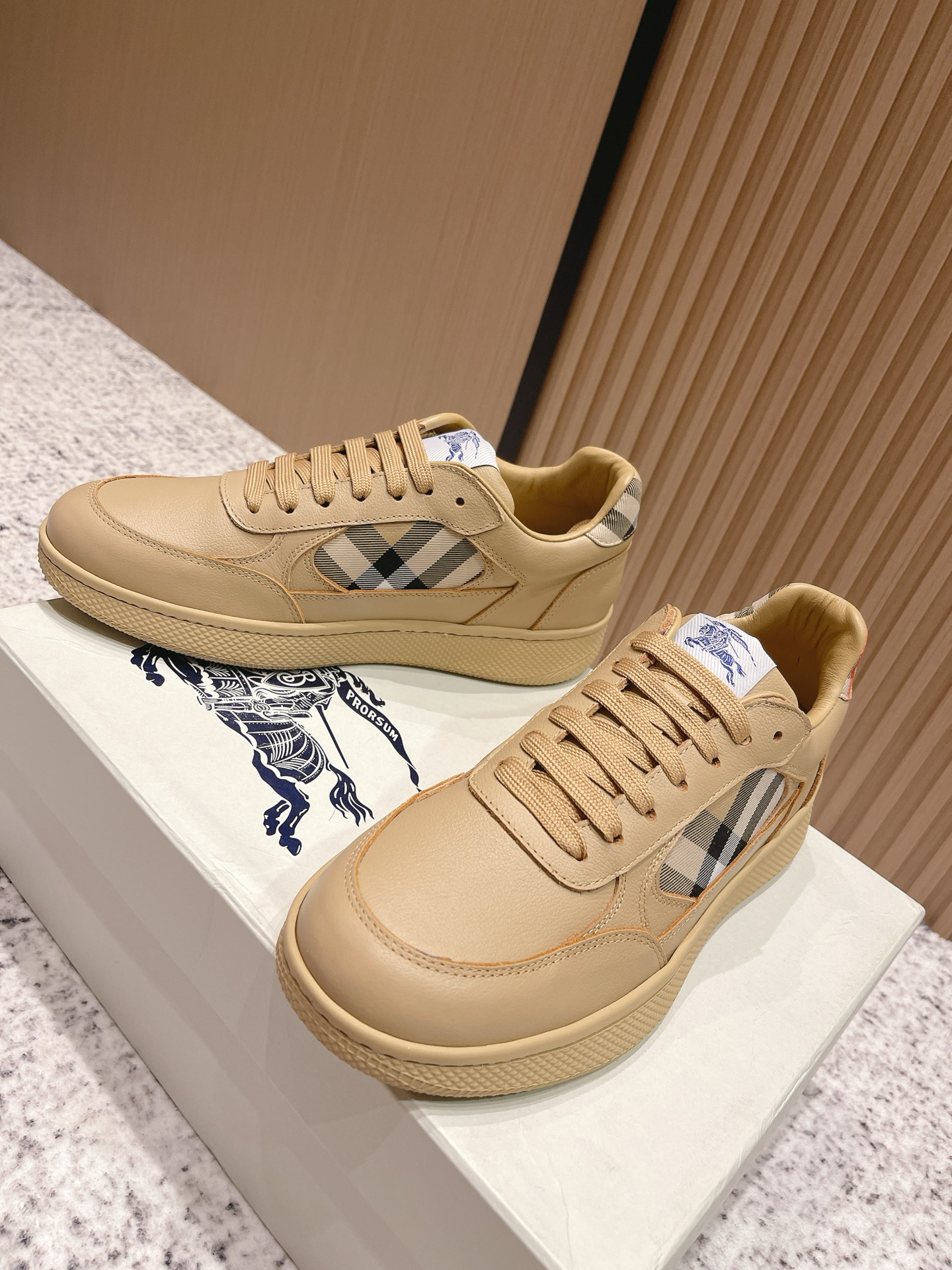 バーバリー「Burberry」バーバリー ボックス スニーカー / プレミアムレザースニーカー