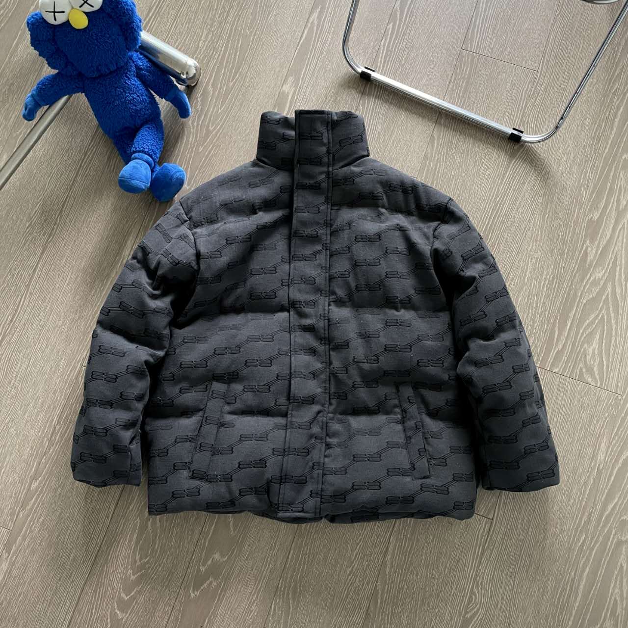 バレンシアガ「Balenciaga」‌ロックバックル刺繍デザイン 男女兼用ダウンジャケット