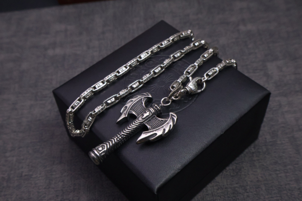 クロムハーツ「Chrome Hearts」のクラシックネックレス - 日常に上品なアクセントを添えるユニセックスモデル