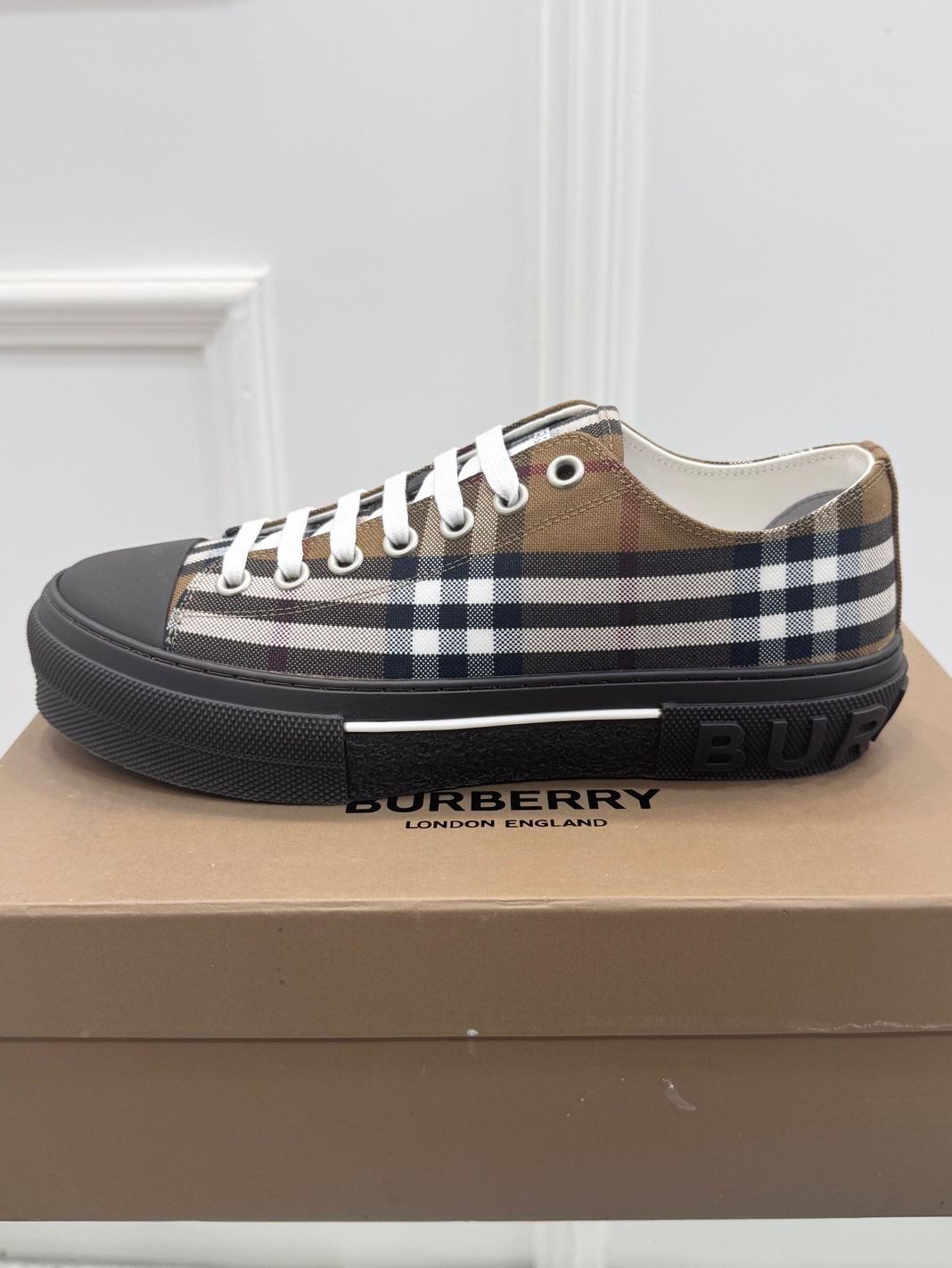 バーバリー「Burberry」バーバリー テラス スニーカー / ユニセックスキャンバスシューズ