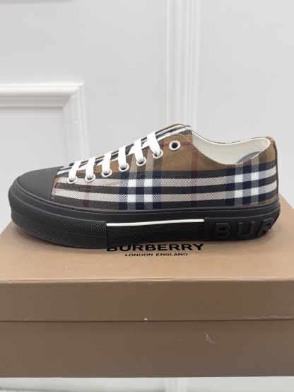 バーバリー「Burberry」バーバリー テラス スニーカー / ユニセックスキャンバスシューズ