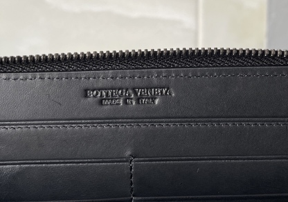 ボッテガ・ヴェネタ「Bottega Veneta」イントレチャート ザッパー ウォレット