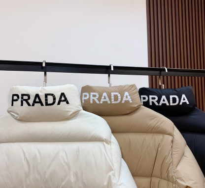 プラダ「Prada」秋冬ダウンジャケット スタンドカラー