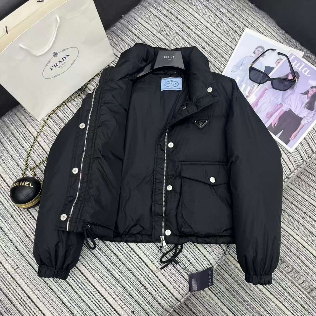 プラダ「Prada」冬の新作 スタンドカラー付きコットンジャケット