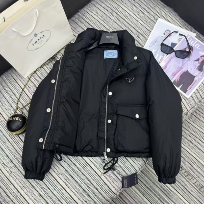 プラダ「Prada」冬の新作 スタンドカラー付きコットンジャケット