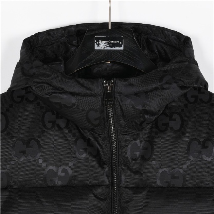 GUCCI / グッチ 24FW の隠し模様のつなぎ合わせジャカード柄のダウンジャケット