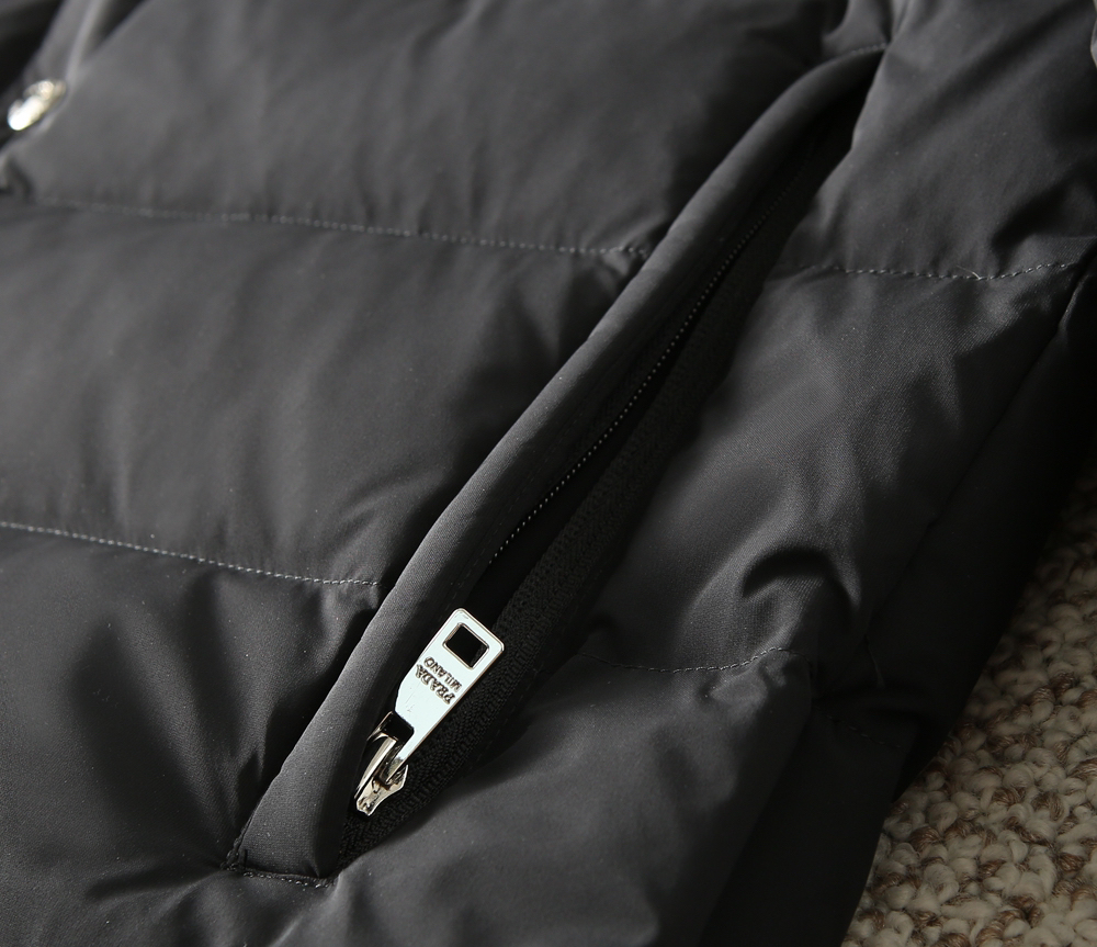 プラダ「Prada」秋冬ダウンジャケット