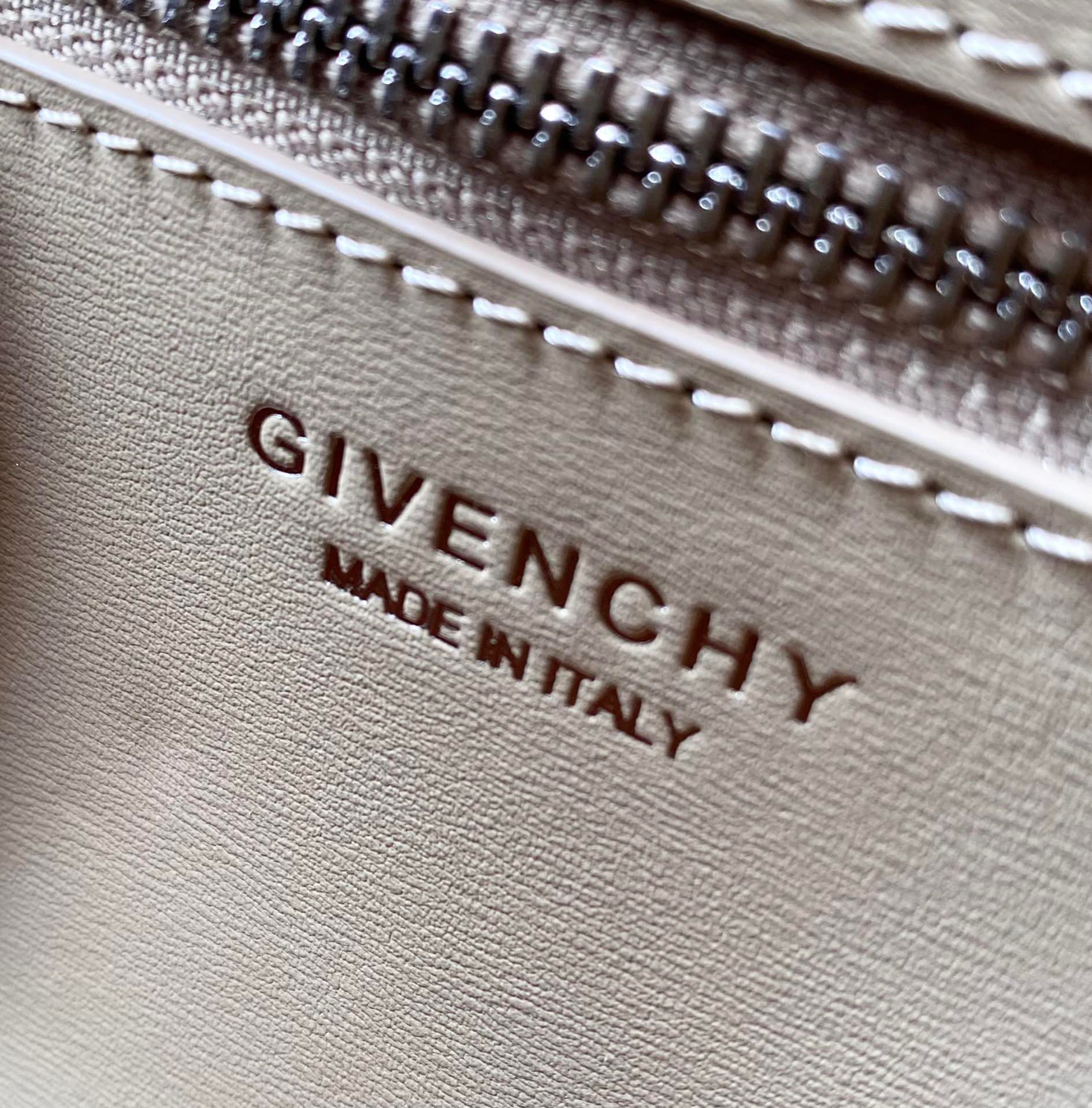 ジバンシィ「Givenchy」スモール アンティゴナ ボックスレザー バッグ