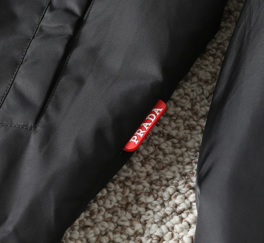 プラダ「Prada」秋冬 フード付きアウター