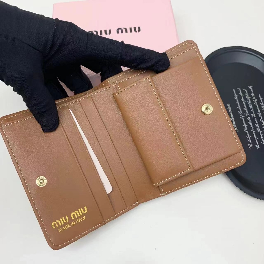 ミュウミュウ「Miu Miu」ミュウミュウ カーフスキン コンパクトウォレット 5238 / 二つ折り財布