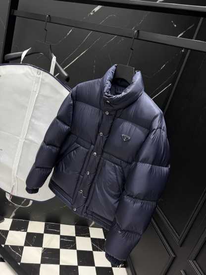 プラダ「Prada」秋冬ダウンジャケット スタンドカラー