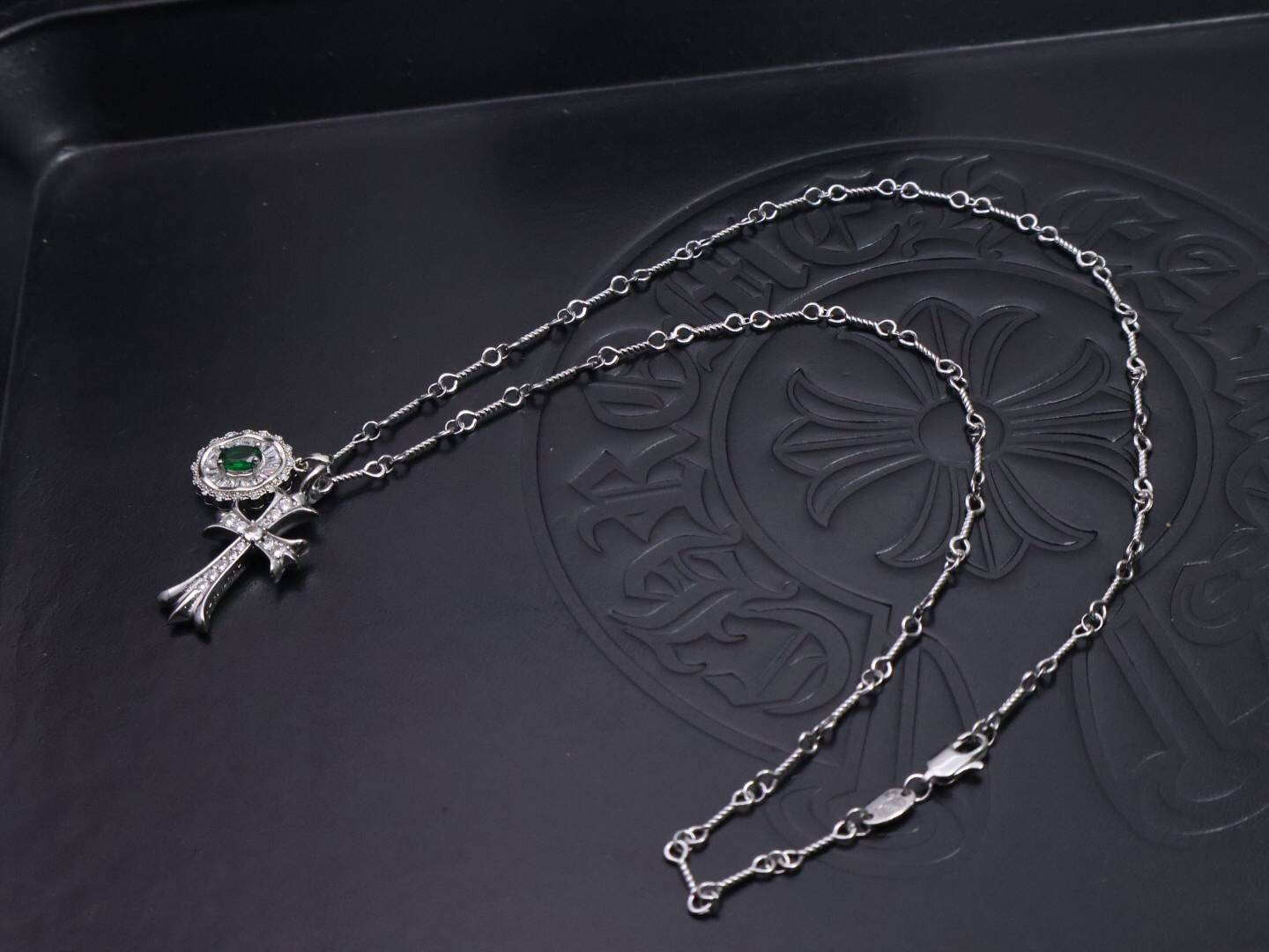 クロムハーツ「Chrome Hearts」のクラシックネックレス - 日常に上品なアクセントを添えるユニセックスモデル