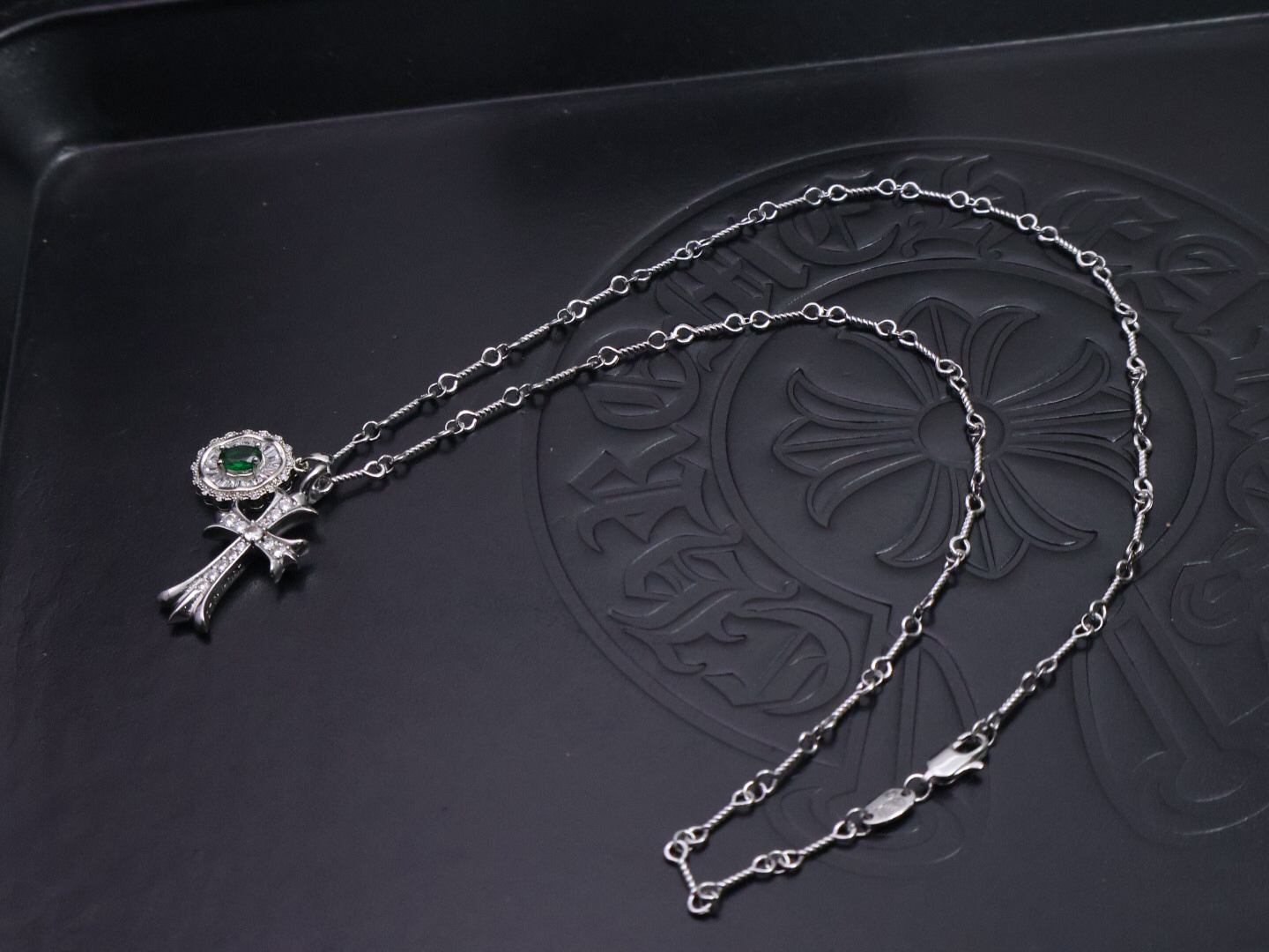 クロムハーツ「Chrome Hearts」のクラシックネックレス - 日常に上品なアクセントを添えるユニセックスモデル