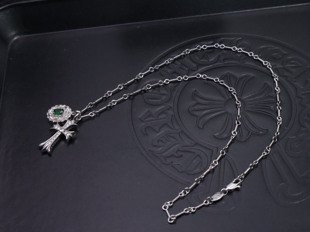 クロムハーツ「Chrome Hearts」のクラシックネックレス - 日常に上品なアクセントを添えるユニセックスモデル
