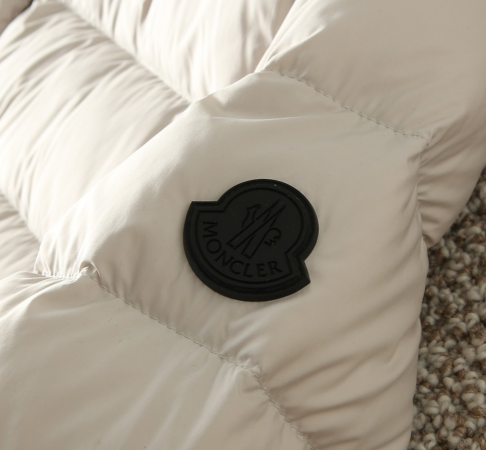 モンクレール「Moncler」秋冬 フード付きダウンジャケット