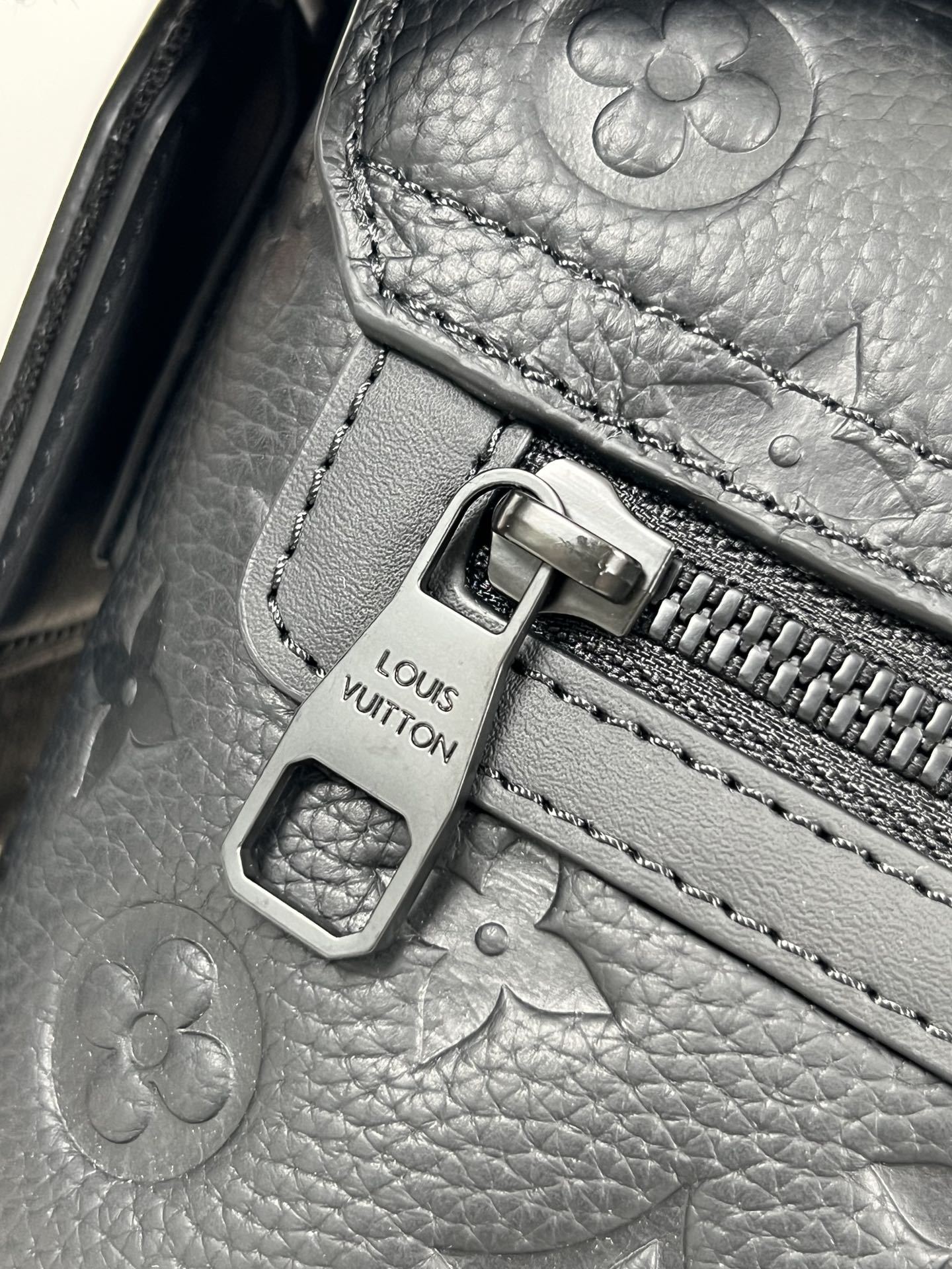 ルイ・ヴィトン「Louis Vuitton」スタイリッシュ メッセンジャーバッグ