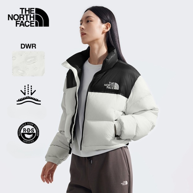 The North Face ICON Nuptse レディース ショート丈 ホワイトグースダウンジャケット。撥水加工済みで、冬季の新作です