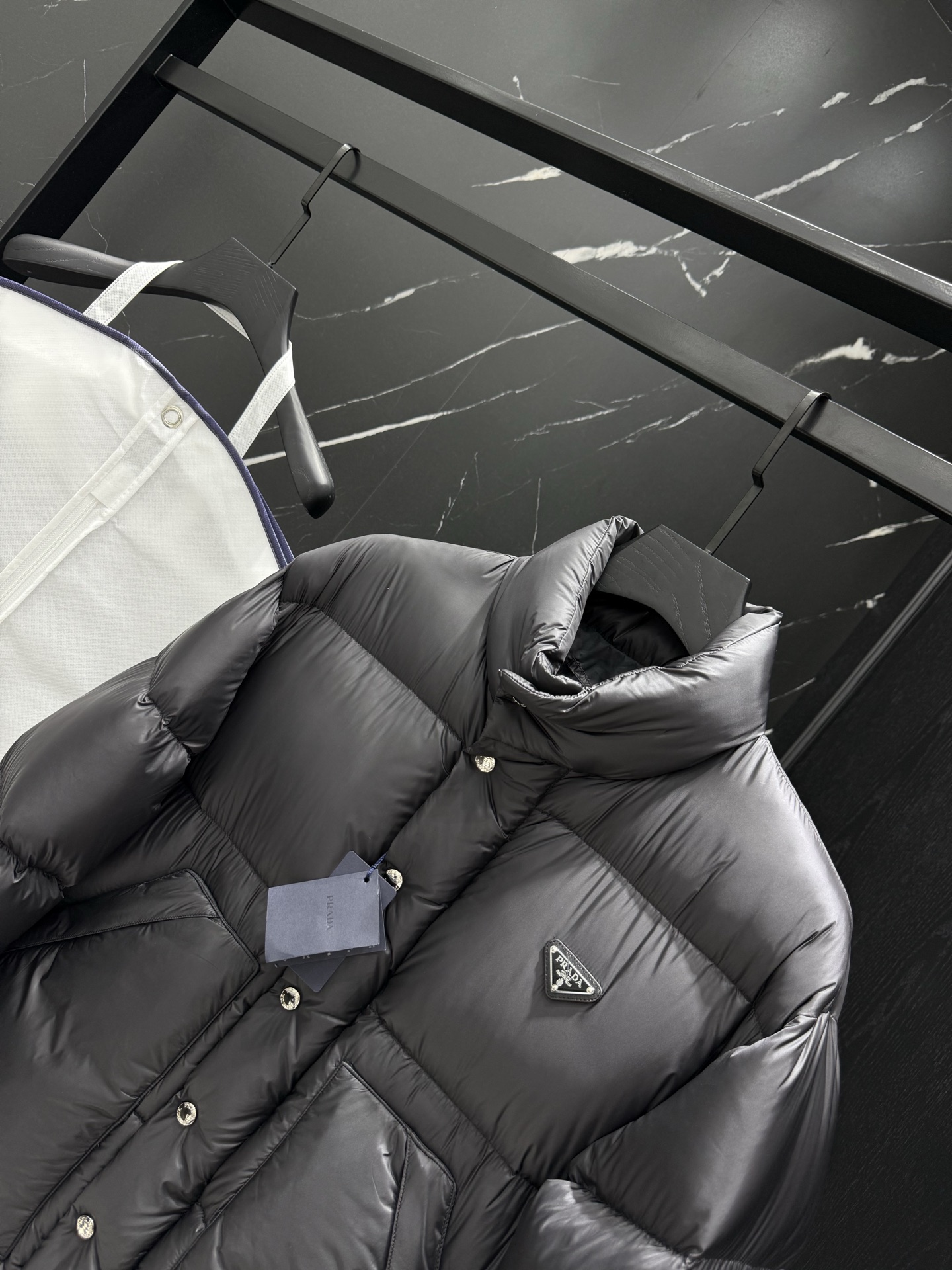 プラダ「Prada」秋冬ダウンジャケット スタンドカラー