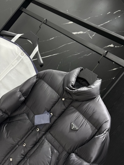 プラダ「Prada」秋冬ダウンジャケット スタンドカラー