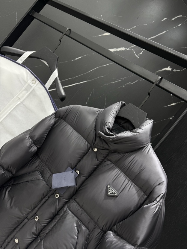 プラダ「Prada」秋冬ダウンジャケット スタンドカラー