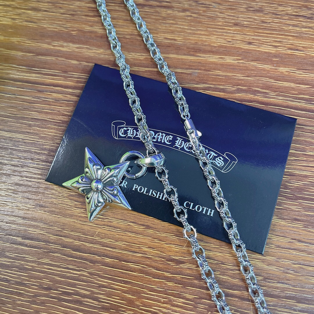 クロムハーツ「Chrome Hearts」のクラシックネックレス - 日常に上品なアクセントを添えるユニセックスモデル