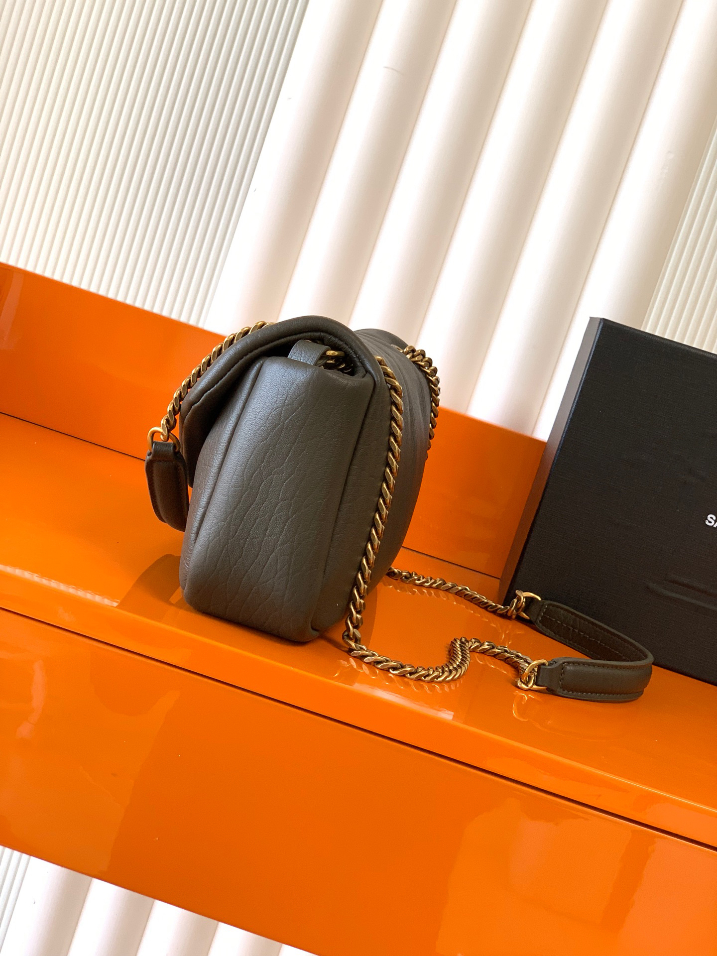 サンローラン「Saint Laurent」カリプソ ミディアム（グレインラムスキン）