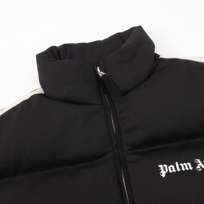 Moncler x Palm Angels のコラボレーション FW21 のロゴ彩条刺繍ロゴが付いたダウンジャケット