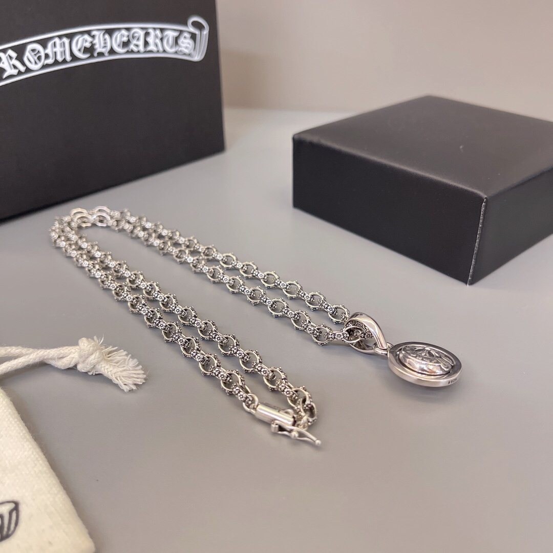 クロムハーツ「Chrome Hearts」のクラシックネックレス - 日常に上品なアクセントを添えるユニセックスモデル
