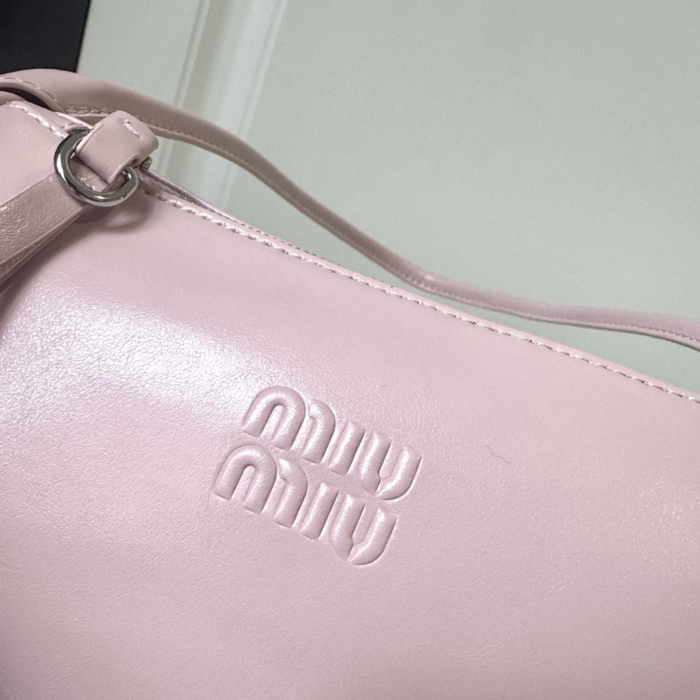 ミュウミュウ「Miu Miu」ミュウミュウ シャイニーレザーポーチ 5NE029 / ハンドバッグ