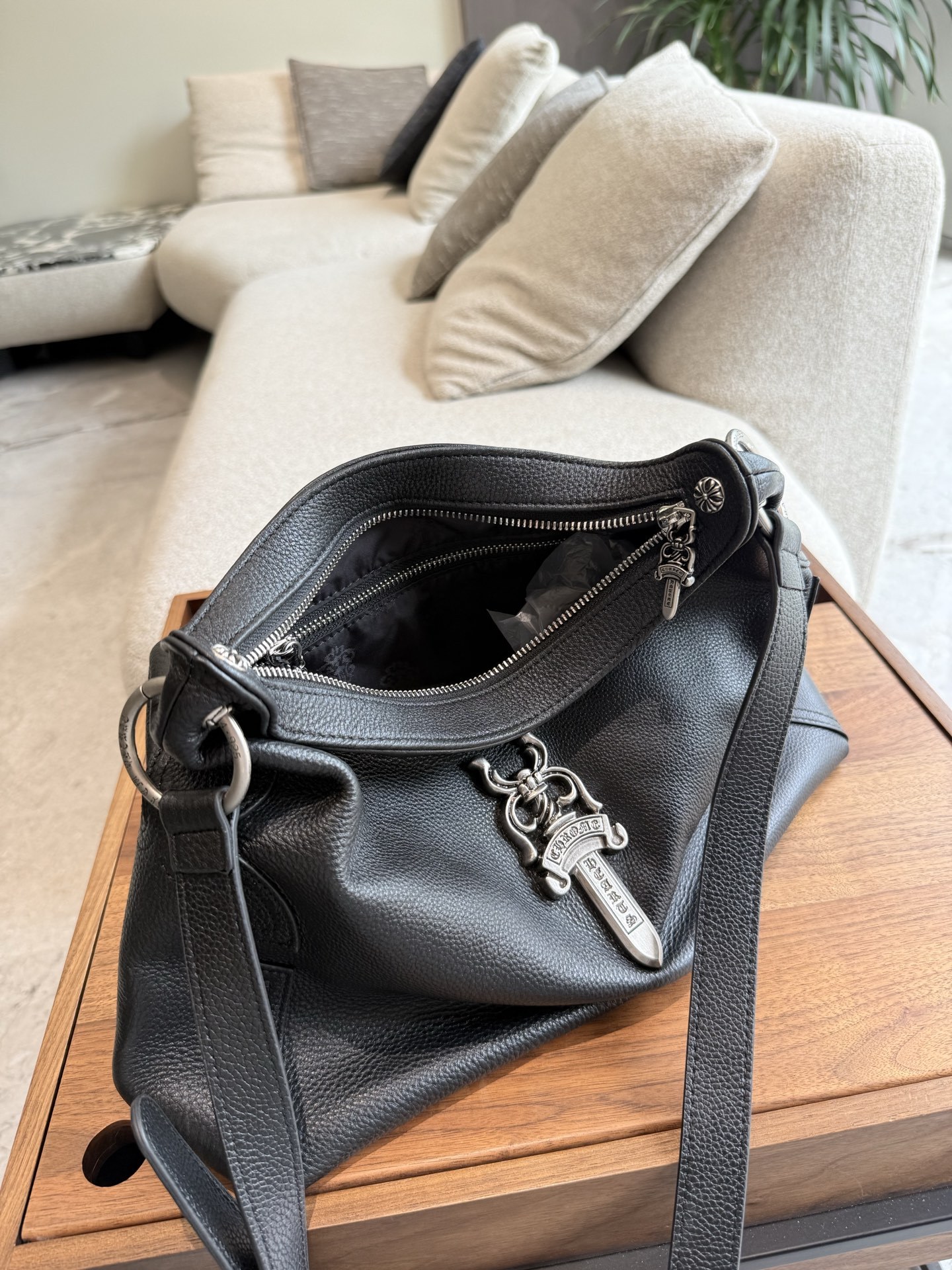 クロムハーツ「Chrome Hearts」十字架のショルダーバッグ