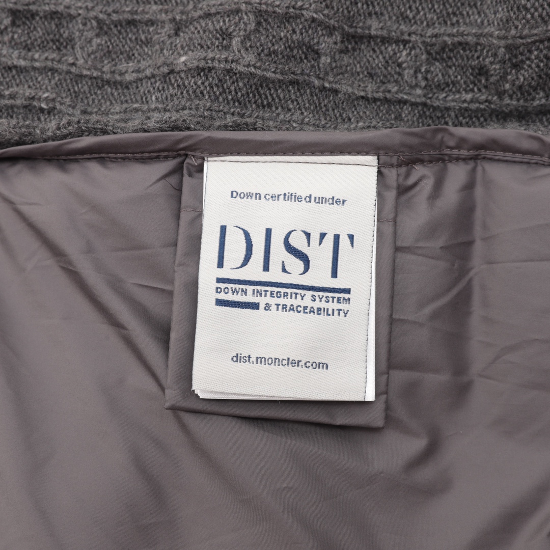 Moncler の軽くて裏地付きウール素材のジッパー付きダウンコート