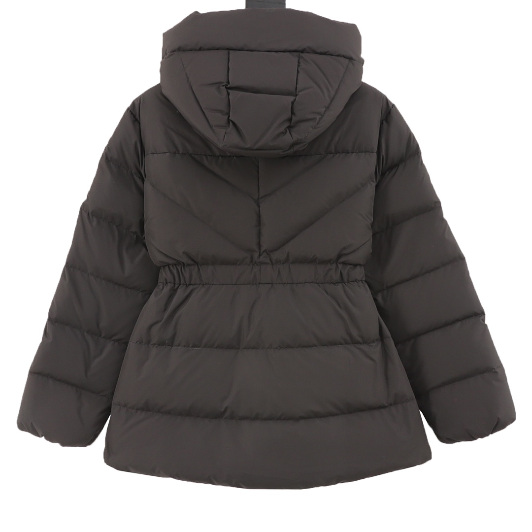 Moncler の新モデル BROSSE のショート丈フード付きダウンジャケットで、V 字の縫い目デザインとウエストを引き締めるベルトが付いて、やせてスリムに見える効果があります