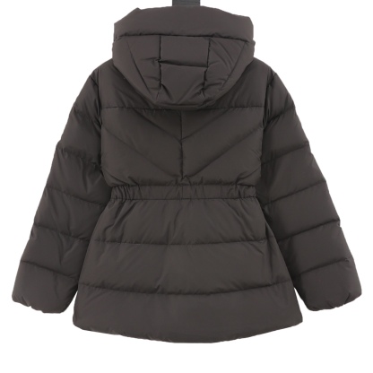 Moncler の新モデル BROSSE のショート丈フード付きダウンジャケットで、V 字の縫い目デザインとウエストを引き締めるベルトが付いて、やせてスリムに見える効果があります