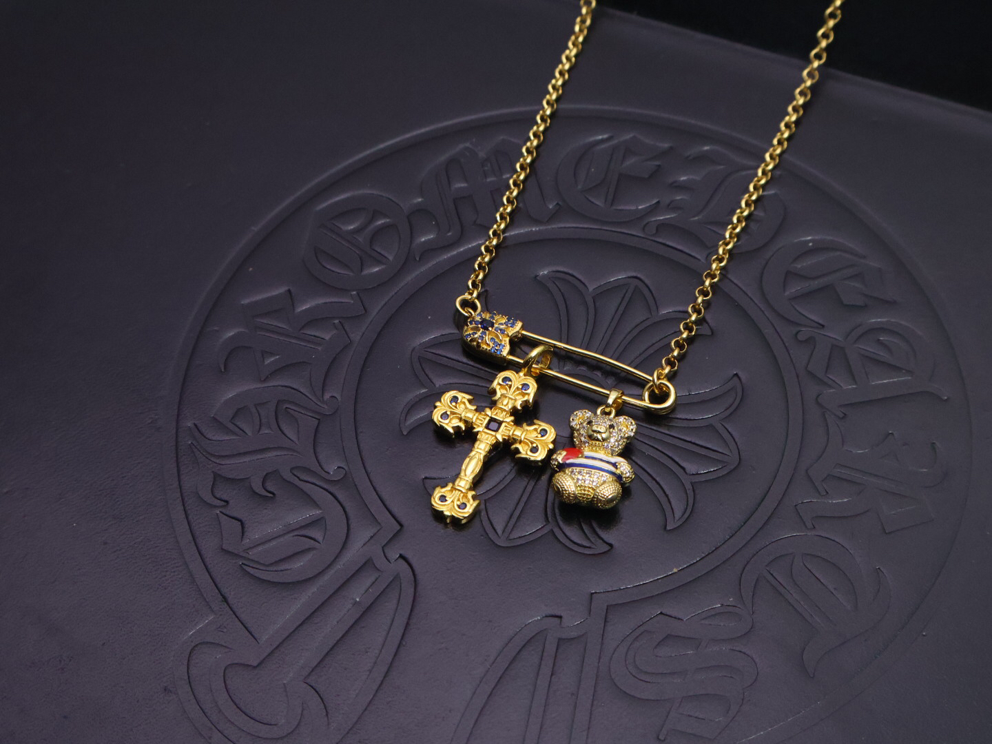 クロムハーツ「Chrome Hearts」のクラシックネックレス - 日常に上品なアクセントを添えるユニセックスモデル