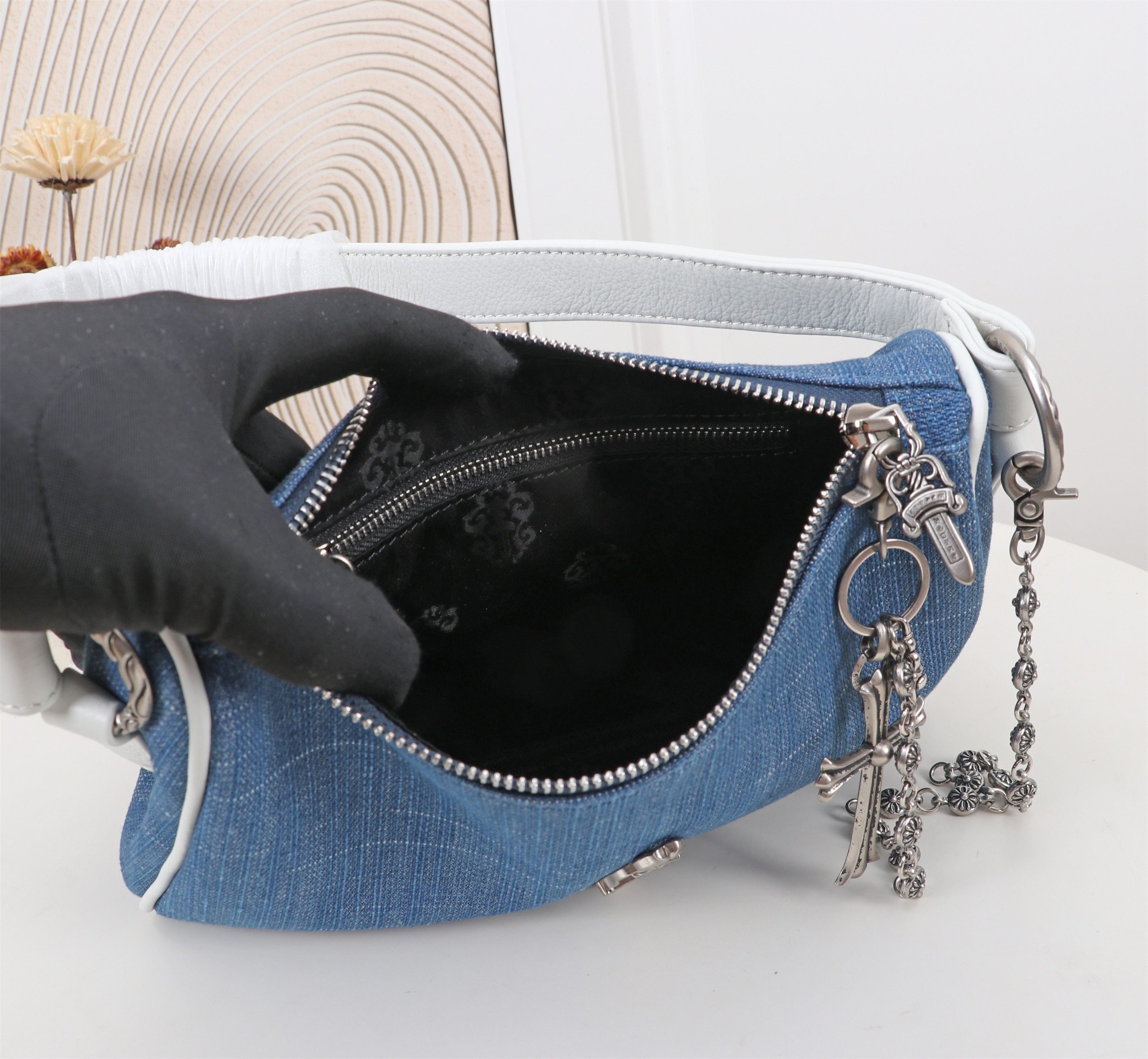 クロムハーツ「Chrome Hearts」十字架のショルダーバッグ