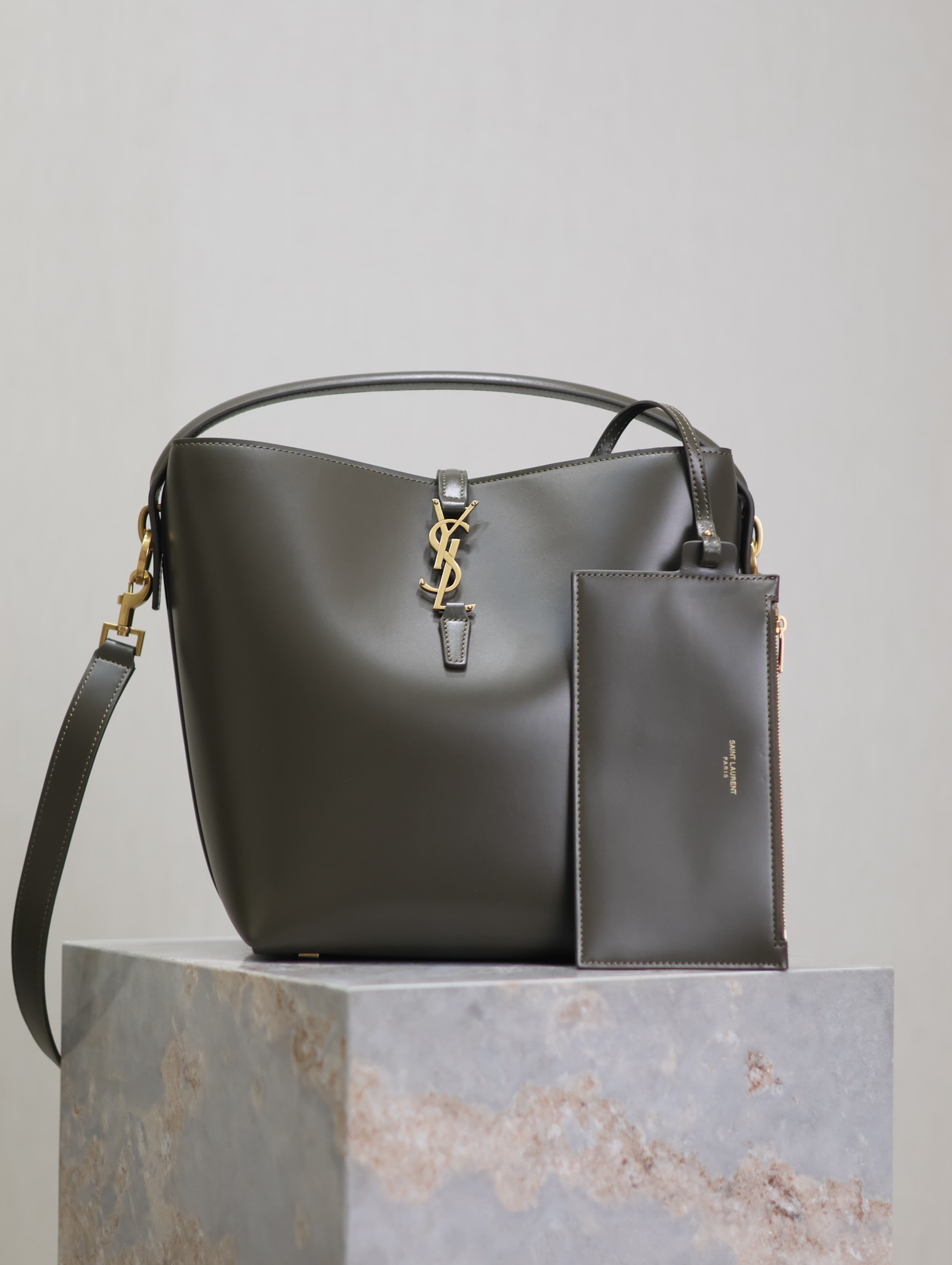 2026サンローラン「SAINT LAURENT LE 5 À 7 バケットショルダーバッグ