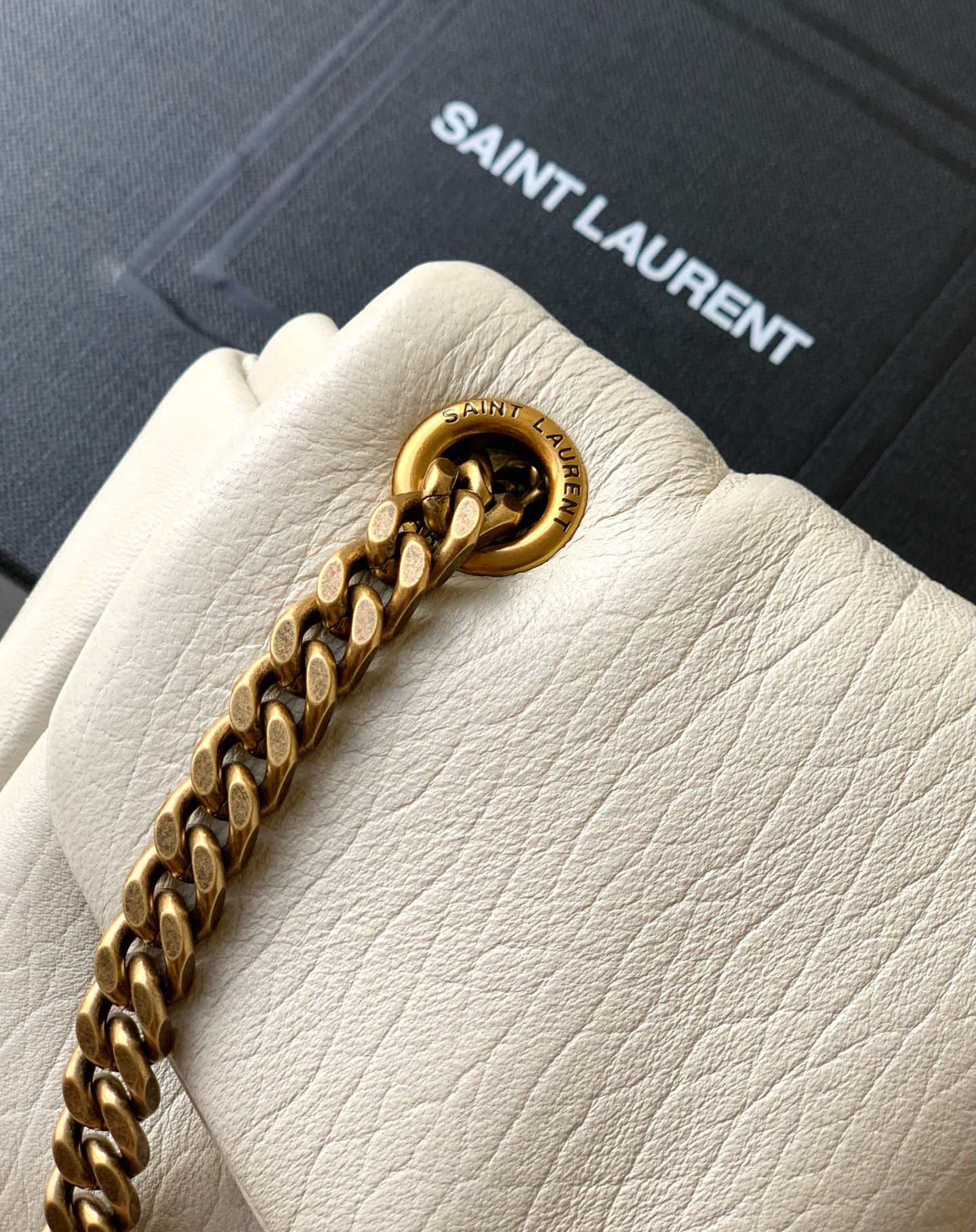 サンローラン「Saint Laurent」カリプソ ミディアム（グレインラムスキン）