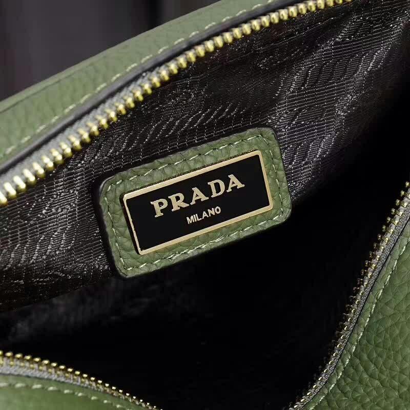 プラダ「Prada」ナイロン クロスボディバッグ