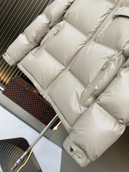 プラダ「Prada」冬の新作 フード付きダウンジャケット