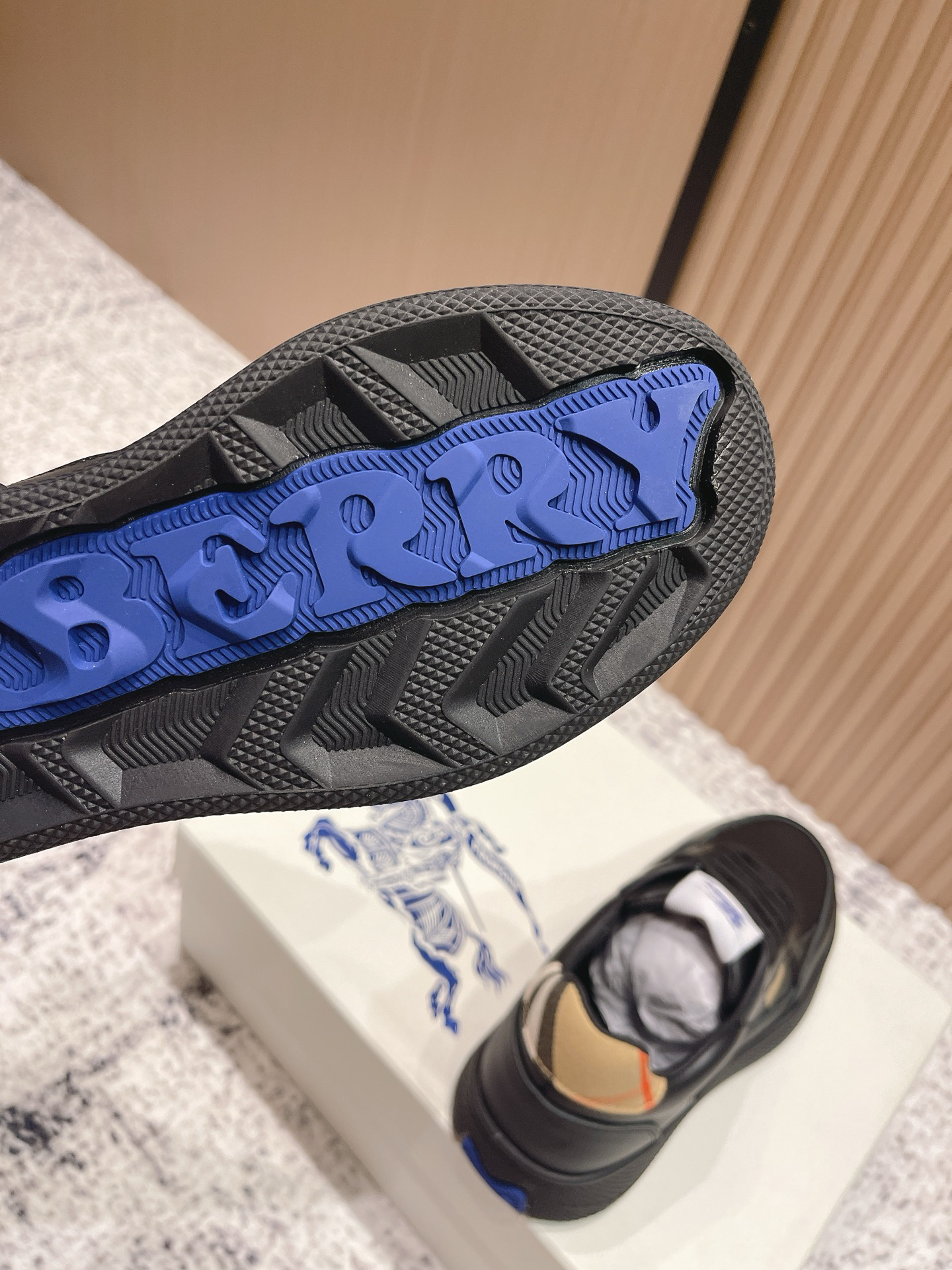 バーバリー「Burberry」バーバリー ボックス スニーカー / プレミアムレザースニーカー